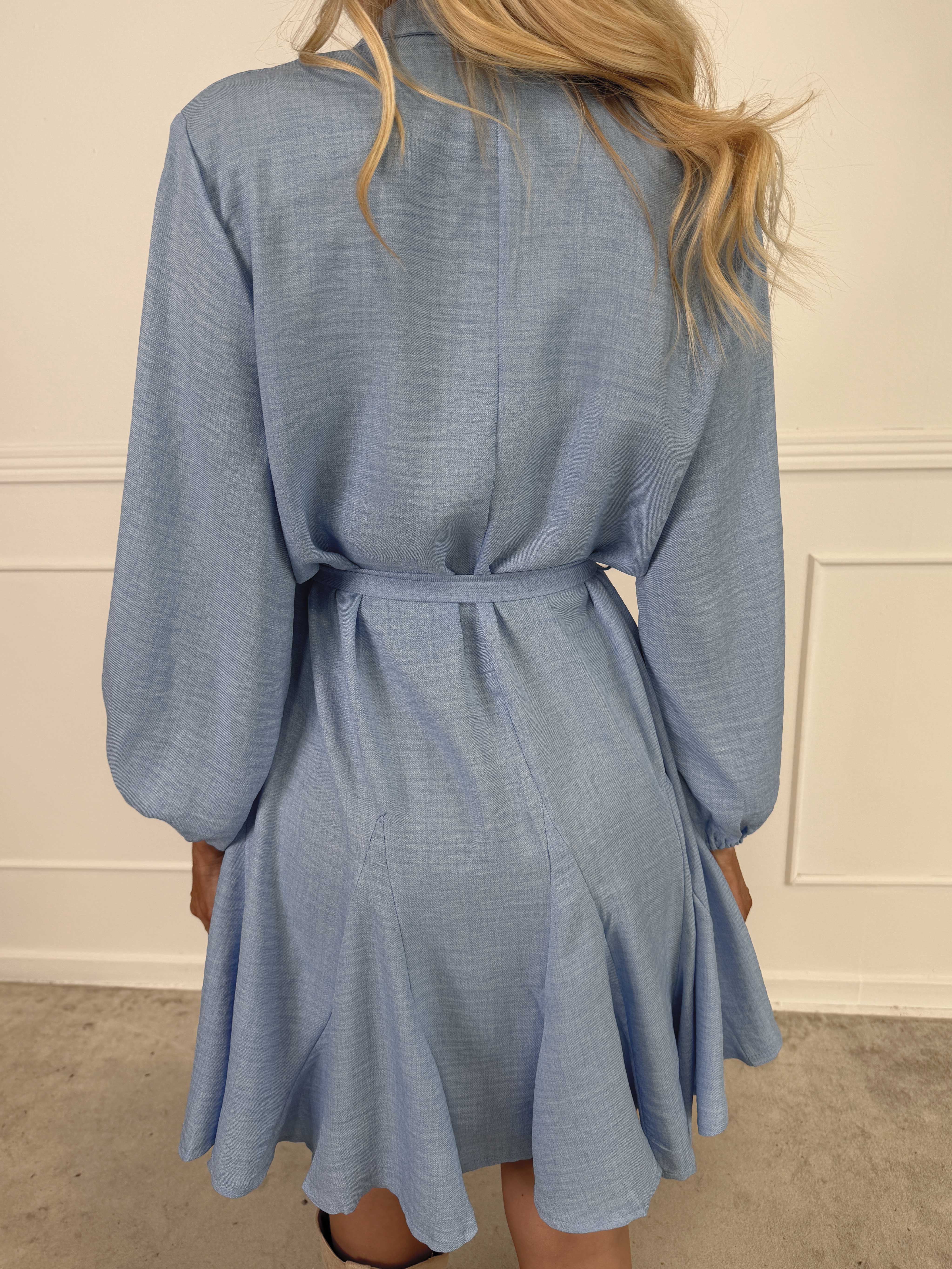 Pil - Sød skjortekjole med flæsekant forneden